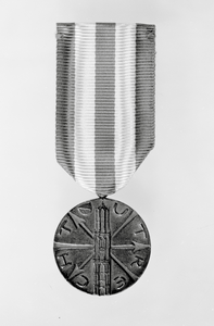818863 Afbeelding van de door medailleur H. van Bommel ontworpen insigne Speld van de stad Utrecht , voorzien van een ...